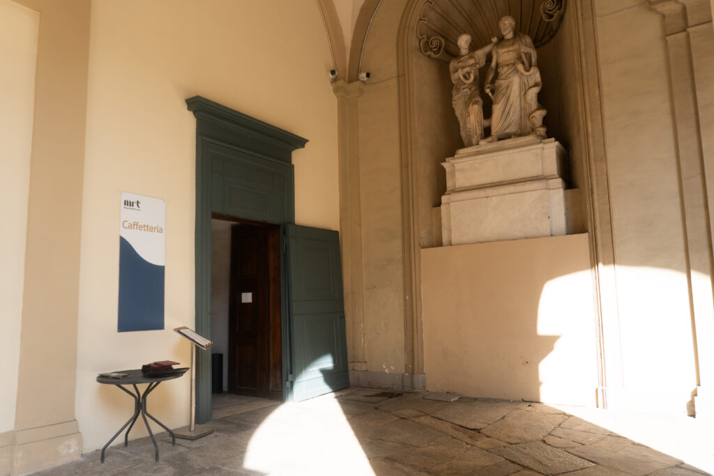 Ingresso portico Caffetteria Reale